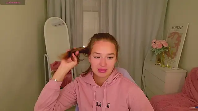 Snapshot of LovelyJessie chatting on October 1, 2:10 pm LovelyJessie online show from October 1, 2:10 pm