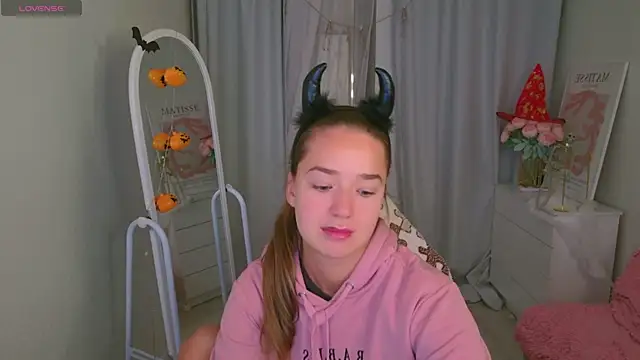 Snapshot of LovelyJessie chatting on October 29, 4:17 pm LovelyJessie online show from October 29, 4:17 pm