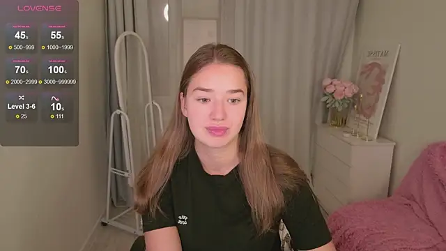 Snapshot of LovelyJessie chatting on November 4, 1:37 pm LovelyJessie online show from November 4, 1:37 pm