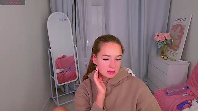 Snapshot of LovelyJessie chatting on October 5, 1:35 pm LovelyJessie online show from October 5, 1:35 pm
