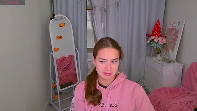 Snapshot of LovelyJessie chatting on October 27, 1:45 pm LovelyJessie online show from October 27, 1:45 pm