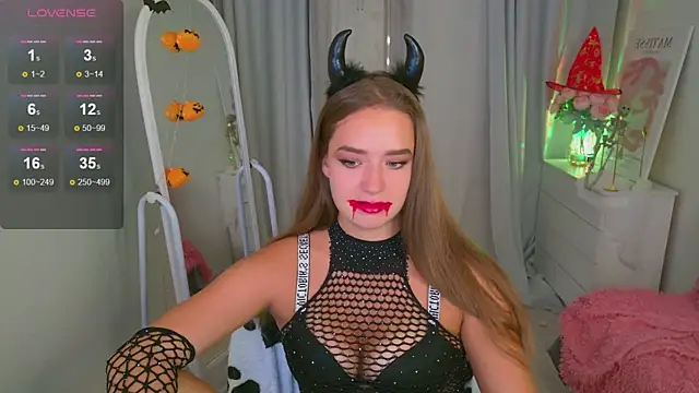 Snapshot of LovelyJessie chatting on October 31, 1:41 pm LovelyJessie online show from October 31, 1:41 pm