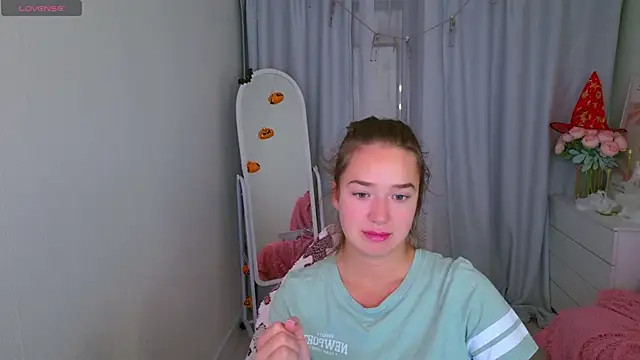 Snapshot of LovelyJessie chatting on October 26, 1:44 pm LovelyJessie online show from October 26, 1:44 pm