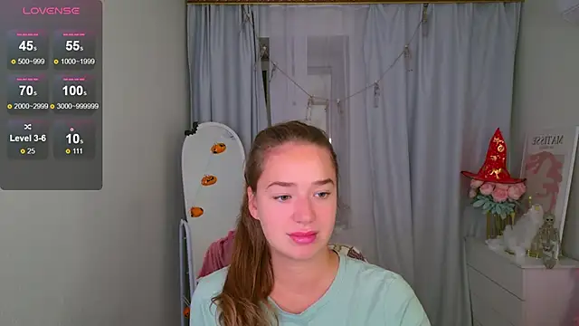 Snapshot of LovelyJessie chatting on October 25, 1:45 pm LovelyJessie online show from October 25, 1:45 pm