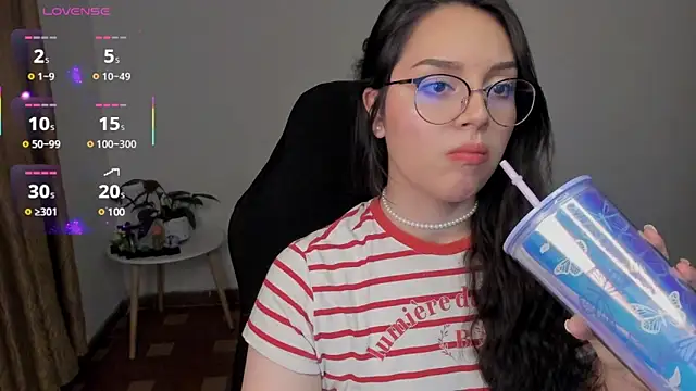 Snapshot of anaveleeez chatting on February 13, 1:50 am anaveleeez online show from February 13, 1:50 am