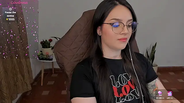 Snapshot of anaveleeez chatting on December 19, 2:34 am anaveleeez online show from December 19, 2:34 am