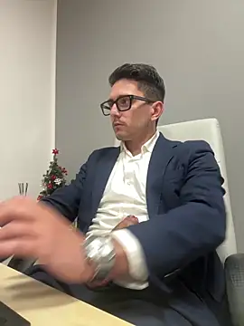 Snapshot of masterboss_ chatting on January 7, 12:43 pm masterboss online show from January 7, 12:43 pm