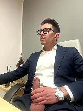 Snapshot of masterboss_ chatting on January 8, 12:33 pm masterboss online show from January 8, 12:33 pm