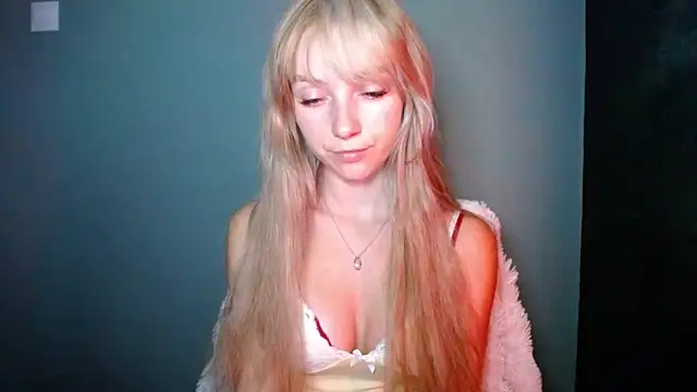 Snapshot of LuciaYoung chatting on September 13, 6:41 pm LuciaYoung online show from September 13, 6:41 pm