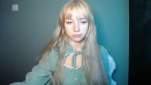 Snapshot of LuciaYoung chatting on September 16, 6:20 pm LuciaYoung online show from September 16, 6:20 pm