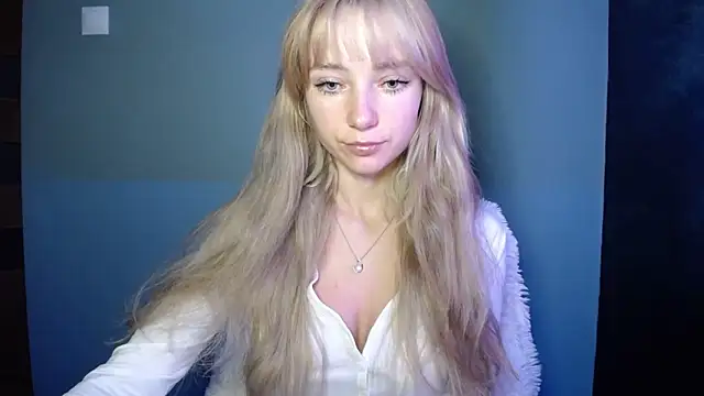 Snapshot of LuciaYoung chatting on October 11, 5:19 am LuciaYoung online show from October 11, 5:19 am