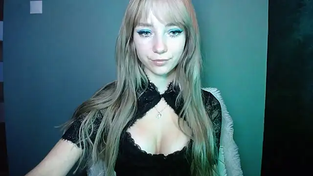 Snapshot of LuciaYoung chatting on October 15, 6:22 am LuciaYoung online show from October 15, 6:22 am