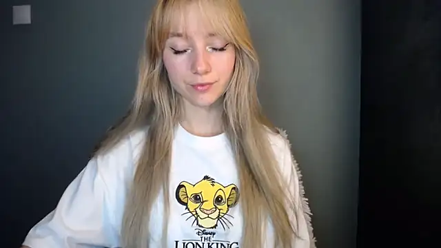 Snapshot of LuciaYoung chatting on November 14, 8:01 pm LuciaYoung online show from November 14, 8:01 pm