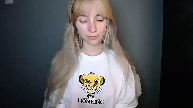 Snapshot of LuciaYoung chatting on November 22, 8:18 pm LuciaYoung online show from November 22, 8:18 pm