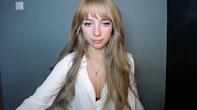 Snapshot of LuciaYoung chatting on October 28, 7:40 am LuciaYoung online show from October 28, 7:40 am