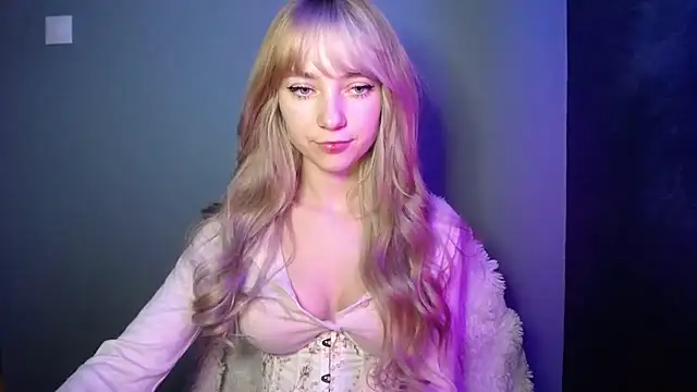 Snapshot of LuciaYoung chatting on November 9, 7:56 am LuciaYoung online show from November 9, 7:56 am