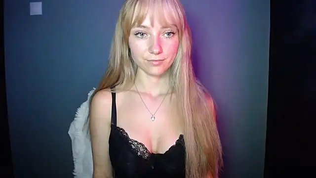 Snapshot of LuciaYoung chatting on September 25, 6:58 pm LuciaYoung online show from September 25, 6:58 pm
