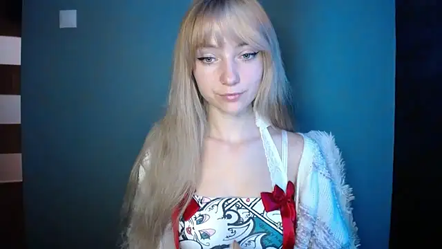 Snapshot of LuciaYoung chatting on October 5, 6:26 am LuciaYoung online show from October 5, 6:26 am