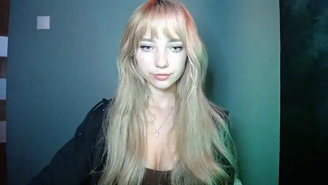 Snapshot of LuciaYoung chatting on October 7, 6:36 am LuciaYoung online show from October 7, 6:36 am