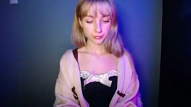 Snapshot of LuciaYoung chatting on December 2, 1:13 pm LuciaYoung online show from December 2, 1:13 pm