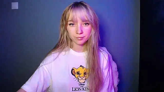 Snapshot of LuciaYoung chatting on November 27, 1:33 pm LuciaYoung online show from November 27, 1:33 pm