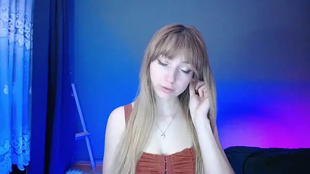 Snapshot of LuciaYoung chatting on March 5, 10:21 pm LuciaYoung online show from March 5, 10:21 pm