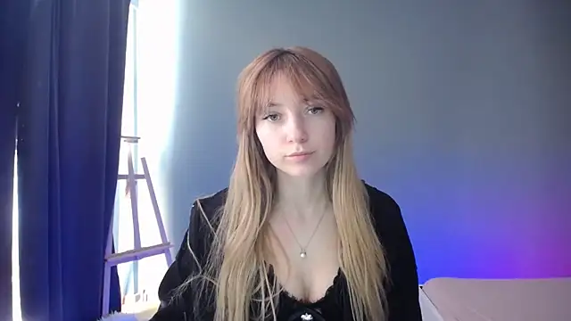 Snapshot of LuciaYoung chatting on March 8, 9:50 am LuciaYoung online show from March 8, 9:50 am
