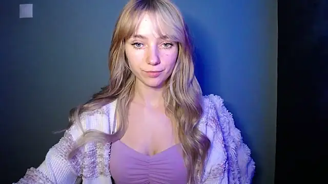 Snapshot of LuciaYoung chatting on November 25, 7:47 pm LuciaYoung online show from November 25, 7:47 pm