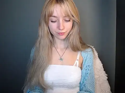 Snapshot of LuciaYoung chatting on November 12, 7:29 pm LuciaYoung online show from November 12, 7:29 pm