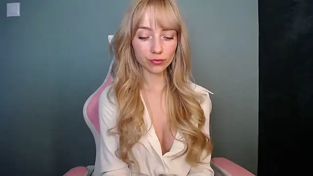 LuciaYoung online show from April 13, 6:39 am