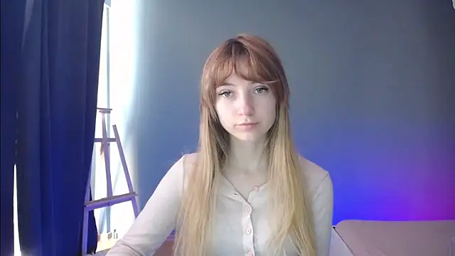 Snapshot of LuciaYoung chatting on March 9, 10:19 am LuciaYoung online show from March 9, 10:19 am