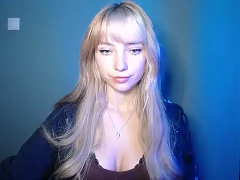 Snapshot of LuciaYoung chatting on October 6, 6:30 pm LuciaYoung online show from October 6, 6:30 pm