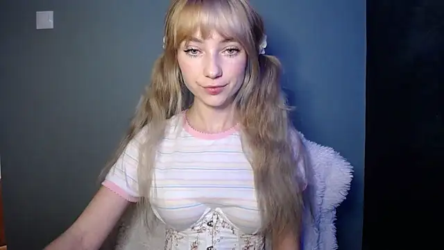 Snapshot of LuciaYoung chatting on November 5, 7:33 am LuciaYoung online show from November 5, 7:33 am