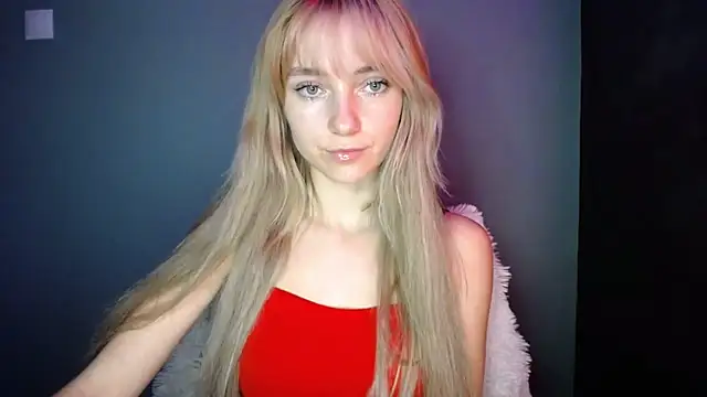 Snapshot of LuciaYoung chatting on November 15, 8:13 pm LuciaYoung online show from November 15, 8:13 pm