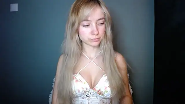 Snapshot of LuciaYoung chatting on December 14, 7:36 am LuciaYoung online show from December 14, 7:36 am