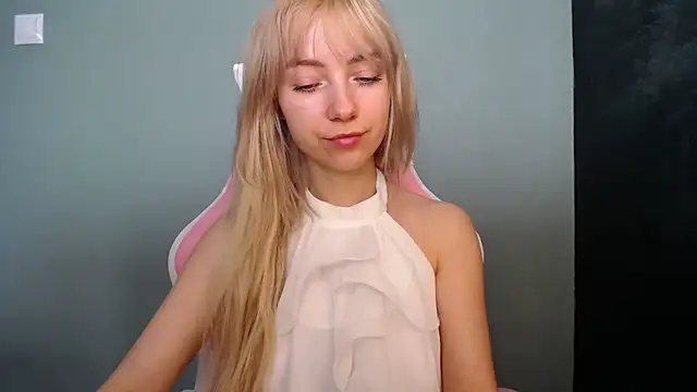 LuciaYoung online show from April 19, 8:04 am