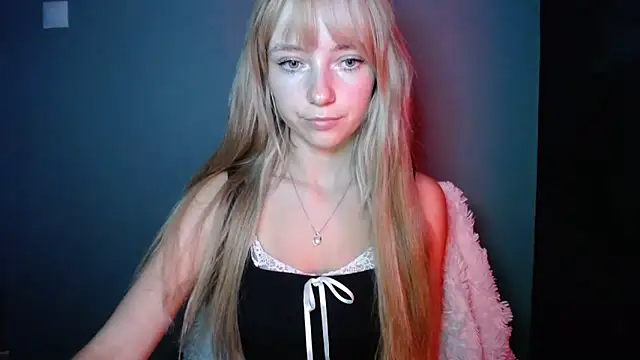 Snapshot of LuciaYoung chatting on September 26, 7:04 am LuciaYoung online show from September 26, 7:04 am