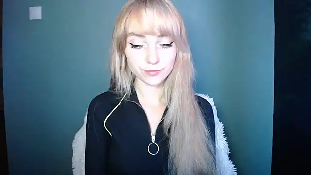 Snapshot of LuciaYoung chatting on October 1, 6:12 pm LuciaYoung online show from October 1, 6:12 pm
