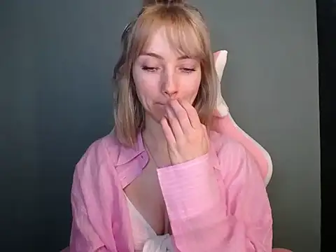 LuciaYoung online show from April 1, 6:59 am