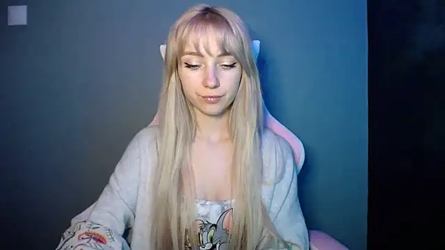 LuciaYoung online show from April 17, 6:11 pm