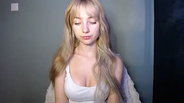 Snapshot of LuciaYoung chatting on November 7, 7:35 am LuciaYoung online show from November 7, 7:35 am