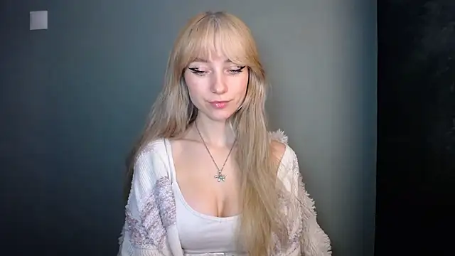 Snapshot of LuciaYoung chatting on November 18, 7:39 pm LuciaYoung online show from November 18, 7:39 pm