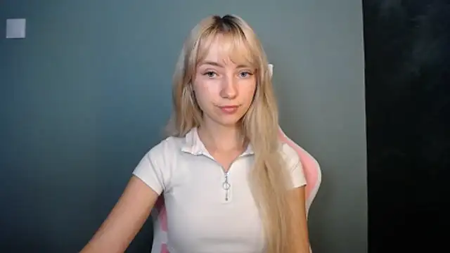 Snapshot of LuciaYoung chatting on June 10, 6:36 am LuciaYoung online show from June 10, 6:36 am