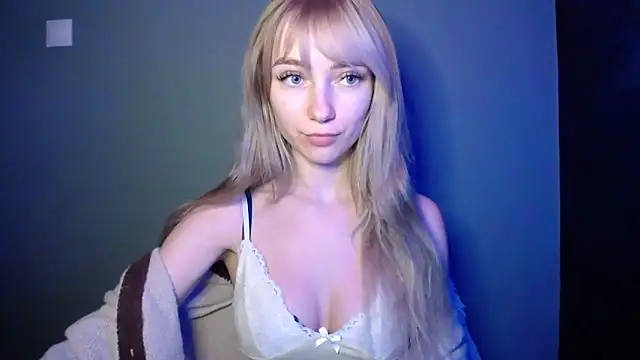 LuciaYoung online show from February 5, 7:10 pm