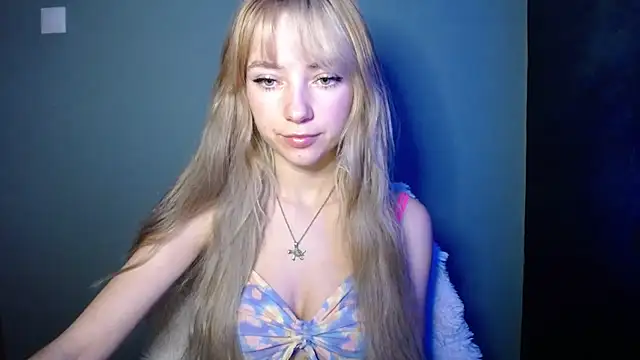 Snapshot of LuciaYoung chatting on November 14, 7:56 am LuciaYoung online show from November 14, 7:56 am