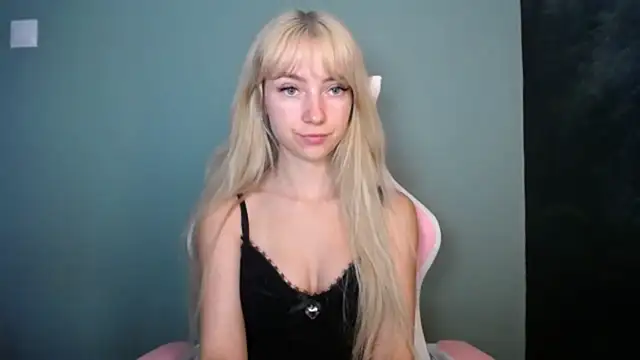 LuciaYoung online show from June 2, 6:57 am