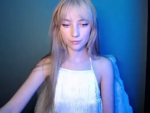 Snapshot of LuciaYoung chatting on November 28, 1:11 pm LuciaYoung online show from November 28, 1:11 pm