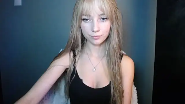 Snapshot of LuciaYoung chatting on October 24, 6:51 pm LuciaYoung online show from October 24, 6:51 pm