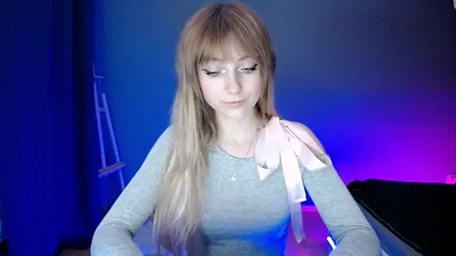 Snapshot of LuciaYoung chatting on March 18, 10:37 pm LuciaYoung online show from March 18, 10:37 pm