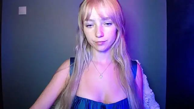 Snapshot of LuciaYoung chatting on September 17, 6:21 pm LuciaYoung online show from September 17, 6:21 pm